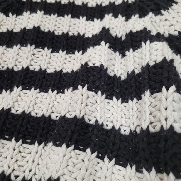 Forever 21 Chunky Crop Sweater Size S - Picture 2 of 4